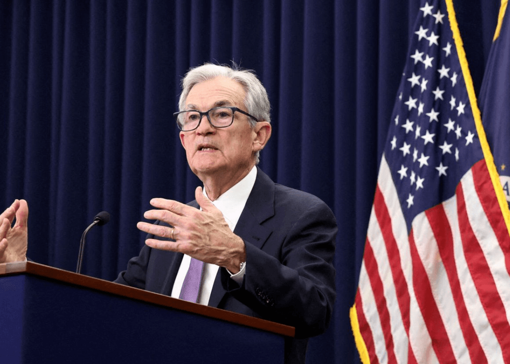 Powell s'exprimant lors de sa conférence de presse (décembre 2025)