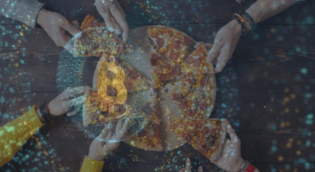 Surimpression du symbole Bitcoin, en référence au Bitcoin Pizza Day.