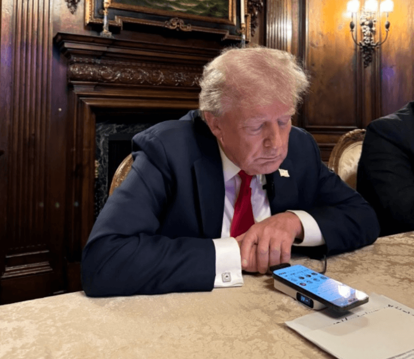 Photo d'archives de Trump dans son bureau